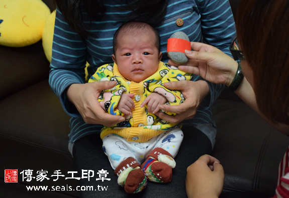 林寶寶(南投草屯到府嬰兒寶寶滿月剃頭理髮、免費到府嬰兒剃胎毛儀式吉祥話)。到府剃頭剃胎毛主持、專業拍照、DVD光碟、證書。★購買「臍帶章、肚臍章、胎毛筆刷印章」贈送：剃頭、收涎、抓周，三選一。2015.12.08 照片5